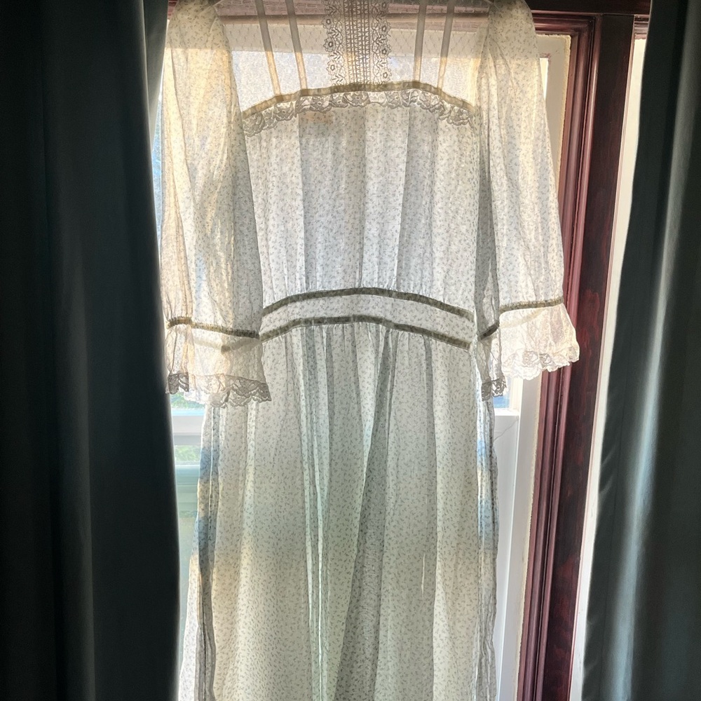 PERFECT CONDITION Gunne Sax by Jessica White with Blue Floral Print & Lace